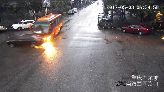  女司机撞上公交车后原地漂移