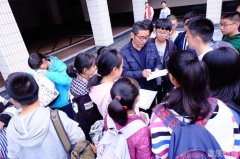 和重庆一中学生交流 苏童感叹高考作文是为难孩子