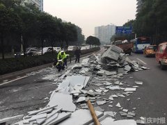 鹅公岩海峡路大堵车 原因是货车石材掉落占两车道