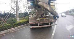 “无人驾驶”水泥罐车失控冲下斜坡 猛撞越野车