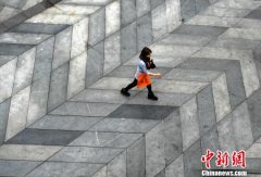 重庆“3D大街” 仿佛在陡坡行走