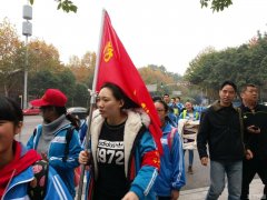 2000多师生徒步量重庆 ”暴走“15公里