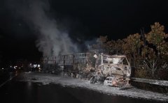 惊险 两辆挂车高速路上追尾起火 一车的建材烧毁了