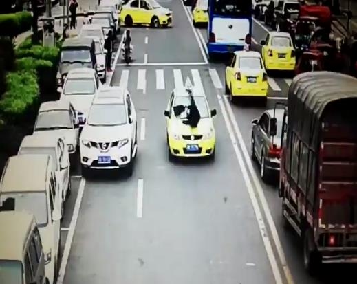 重庆一老人横穿马路被撞 造成拥堵30多分钟
