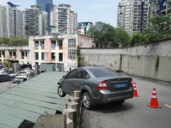 只因一个危险动作，女司机在江北差点把车开上了房顶
