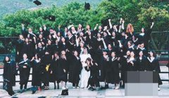 重庆一毕业班53个女生 唯一男生穿婚纱照毕业照