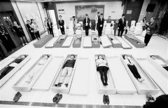  21岁女孩躺进“棺材”体验死亡 出来后失声痛哭
