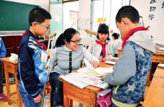  重庆女教师拄拐杖坚持上课：不愿耽误孩子们学习