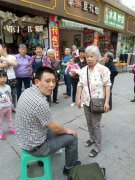 重庆男子街边晕倒 一群婆婆上前救助