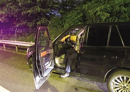 重庆两名驾驶员酒驾犯困 停车在路边睡觉被逮