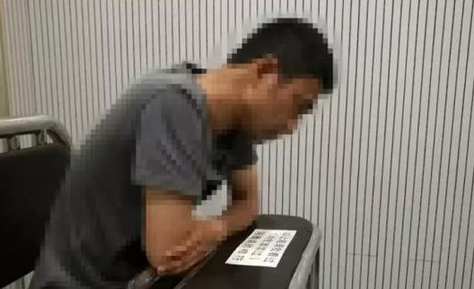 重庆一男子吸毒致幻报案称被诅咒：尿检时喝尿