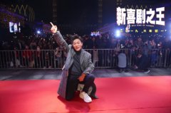 王宝强空降重庆宣传电影 现场粉丝热情得挤破栏杆