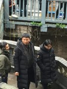 《刺杀小说家》在重庆拍摄 雷佳音现身副导演酷似钟汉良