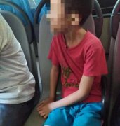 乘客坐公交被小孩连踢几脚 家长置之不理还助纣为虐