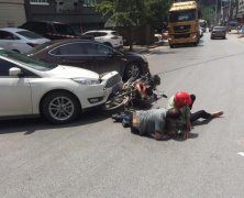 小车和摩托车发生碰撞 现场有两人倒地