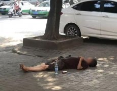 以天为被以地为床！男子赤脚顶着大太阳在路边睡觉