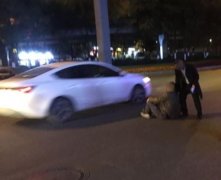 惊险！男子横穿公路被疾驰汽车撞倒在地无法站立