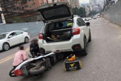 外卖骑手被轿车撞倒 电动车侧翻轿车车底