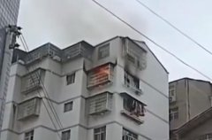重庆一居民楼突发大火 墙面被烧黑 窗户玻璃碎裂