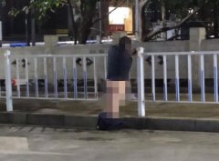 令人不解！男子深夜脱了裤子趴在路边护栏上