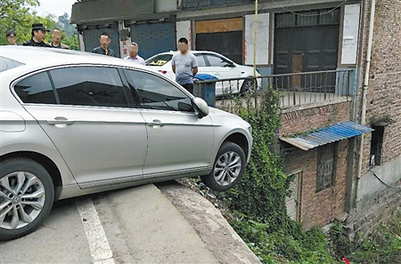 驾驶员跟着导航走 差点把车开下6米堡坎