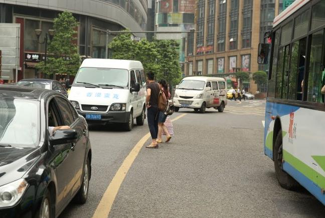 动真格！在渝中区横穿马路罚款五十