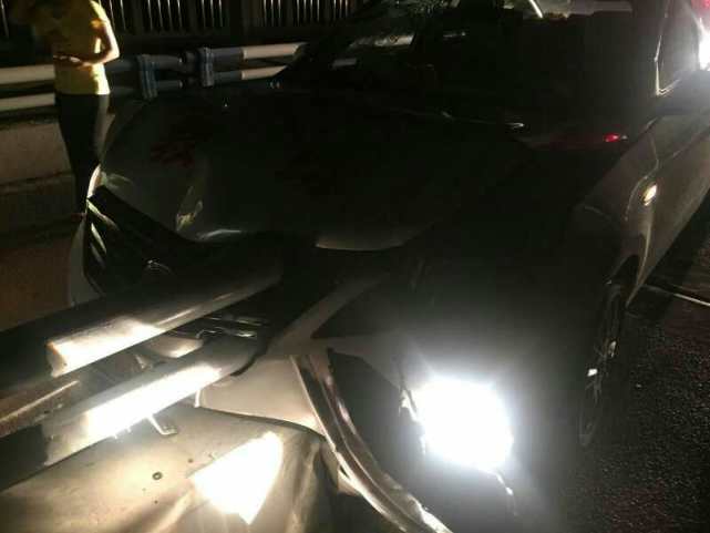 驾校教练错把油门当刹车 教练车被隔离栏“爆头”