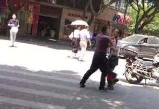 两男子街头互吐口水  目击者：又不是小孩子了