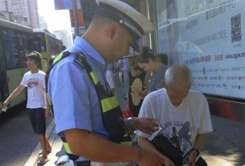 距离目的地仅有几十米 大爷报警称：拦不到出租车