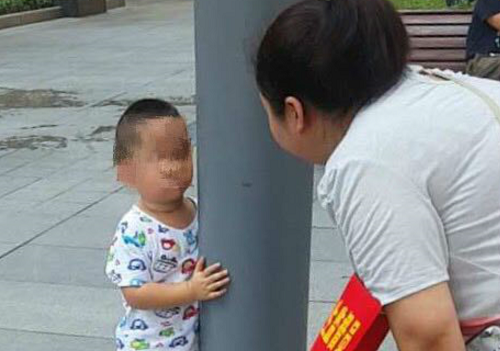 家长超市蹭空调 娃娃走丢了都不知道