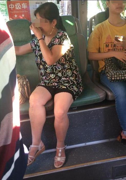 女子公交车上占座不让还怼乘客：你遇到的不平事多了去了