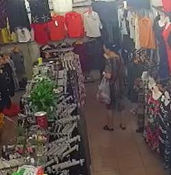 女子商场偷衣服塞入包内就走  淡定十足