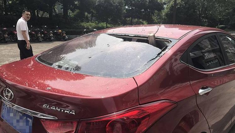 重庆一轿车玻璃被砸   凶手竟然是盏灯