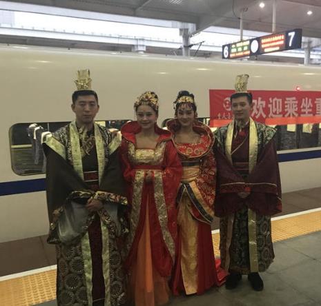 西成高铁首发 重庆5小时22分飙到西安