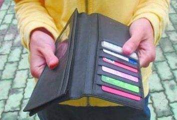 老人巷子里捡到钱包 拾金不昧沿街苦寻失主