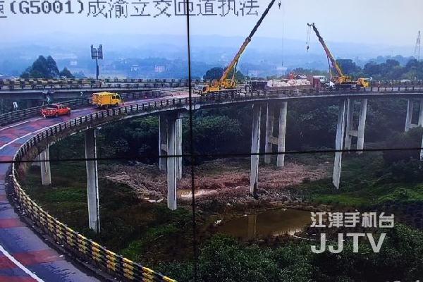 无视交通规则 货车险些冲下30米高架桥