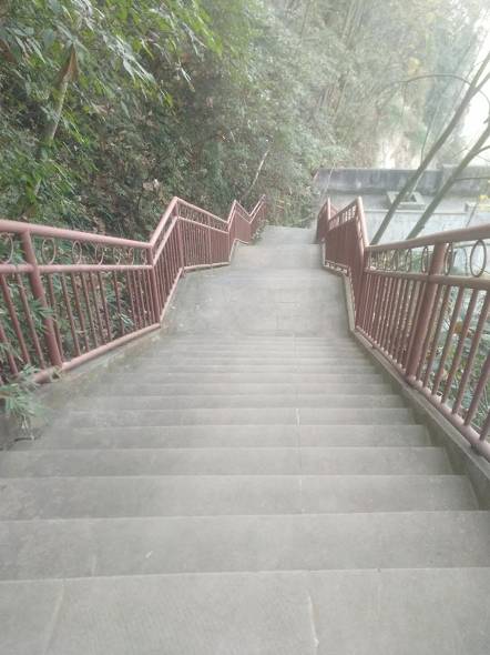 这位阿姨在太白岩扫地扫出名  好多游客都给她拍照