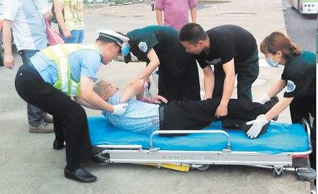 老人病重紧急送医遇早高峰 众人全力相助救援