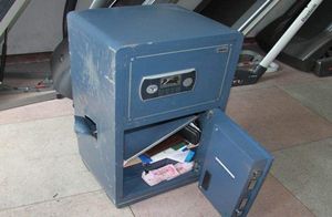 三个店员趁停电  盗窃烧烤店保险柜被抓