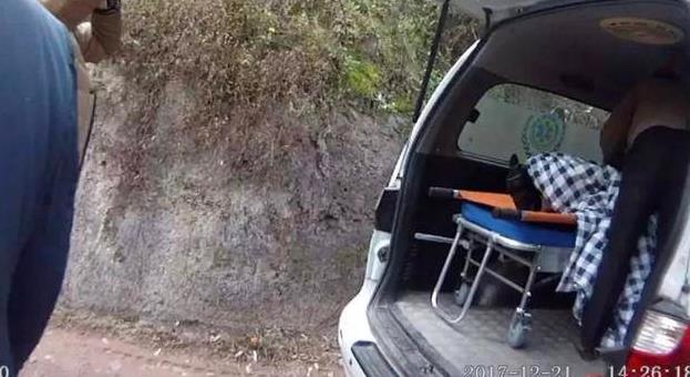 家门反锁着 独居老人躺在床上没动静