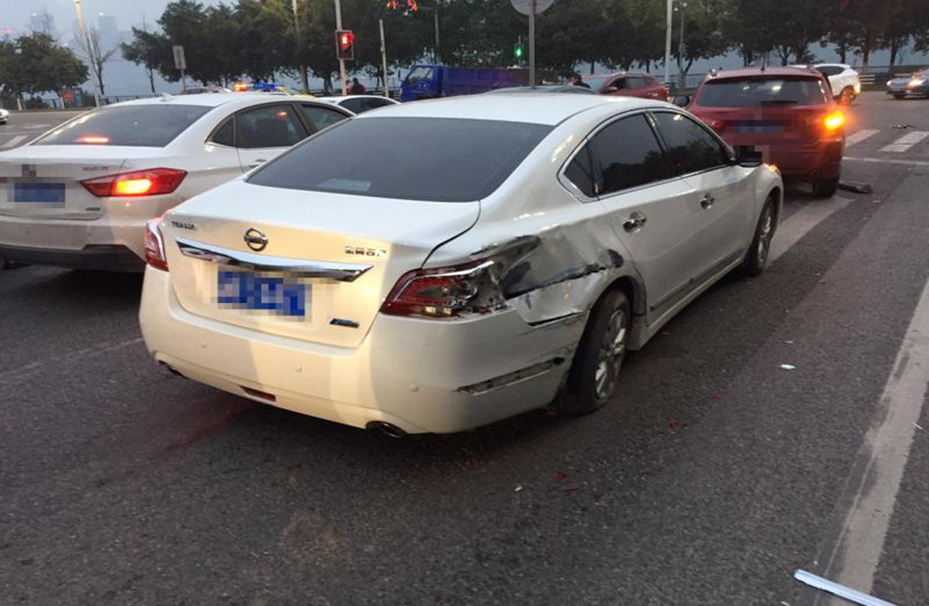 货车突然刹车失灵  四辆车全都遭了殃