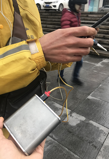 心疼！外卖小哥骑着摩托在雨中狂奔
