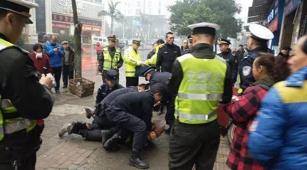 就因摩托车违停这件小事  他竟要引爆煤气罐
