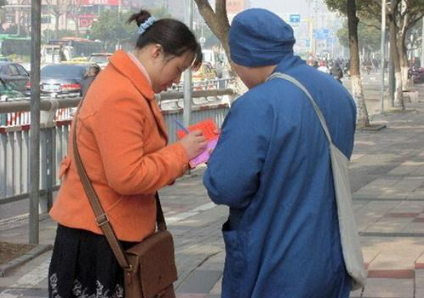 伪装成尼姑去开光   骗了60多元便被民警抓了