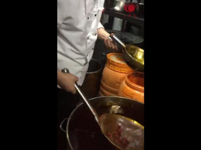 男子在火锅店就餐后肚子疼 派人卧底发现惊天内幕