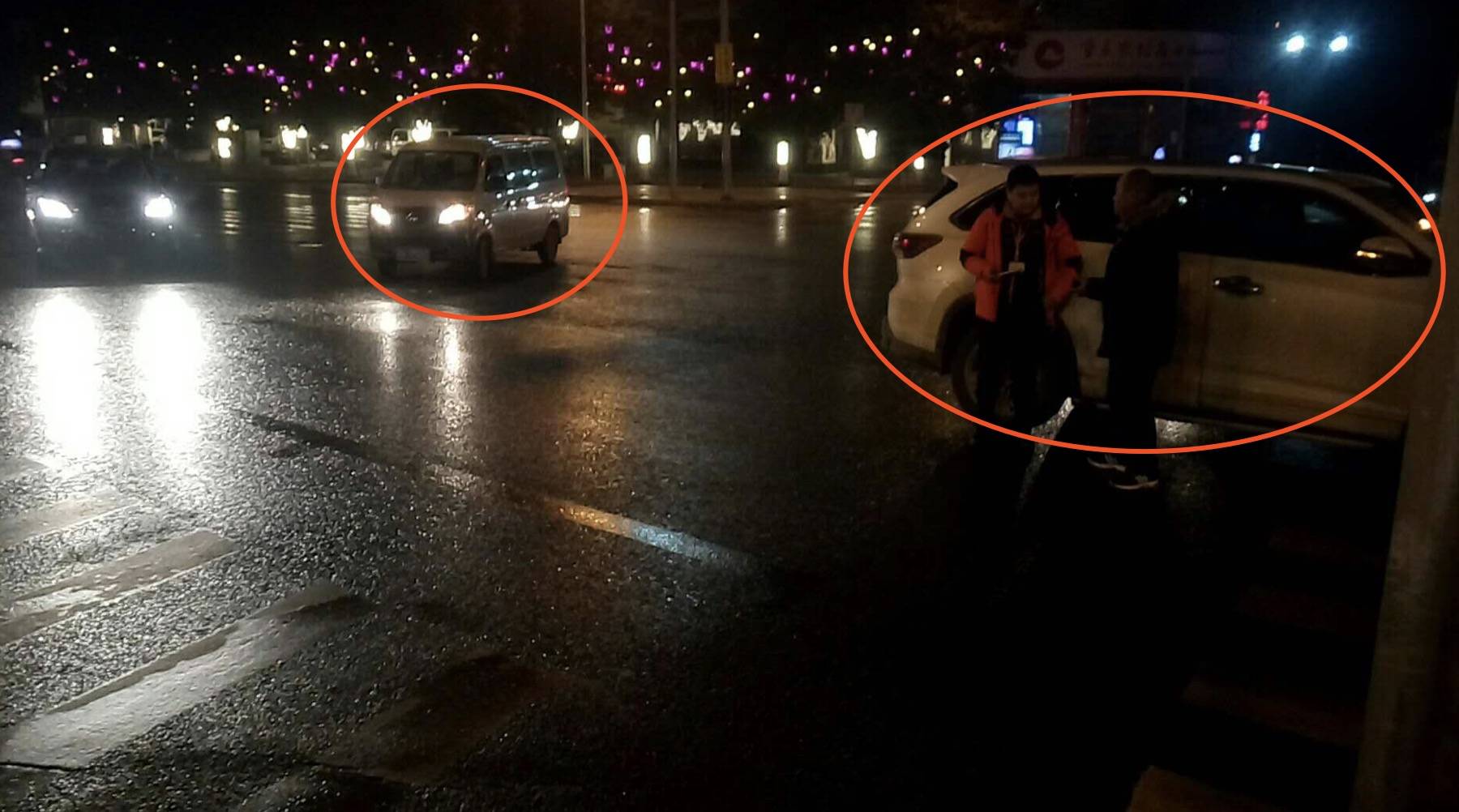 遇到雨天还是开慢点  两车在十字路口撞得凶