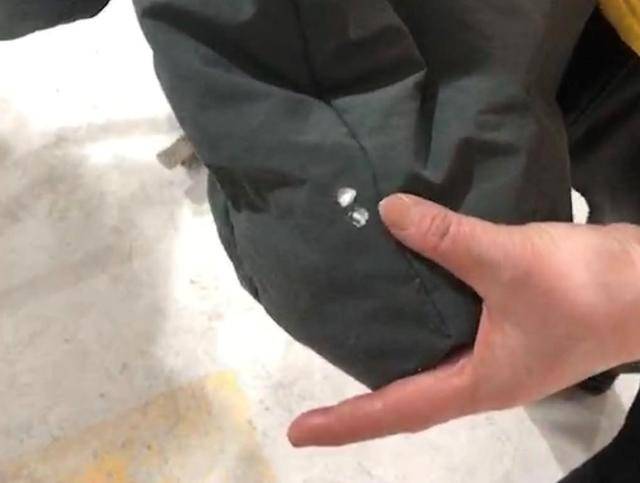 衣服送洗被烫破洞   顾客自己暗查发现一地烟头