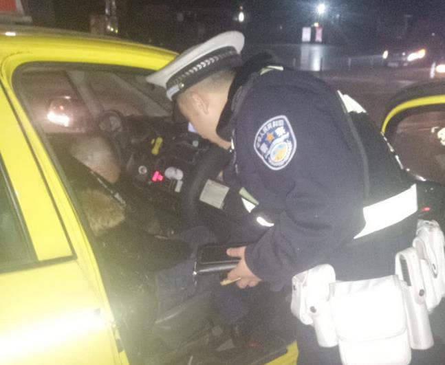 醉汉不下车  出租司机懵了