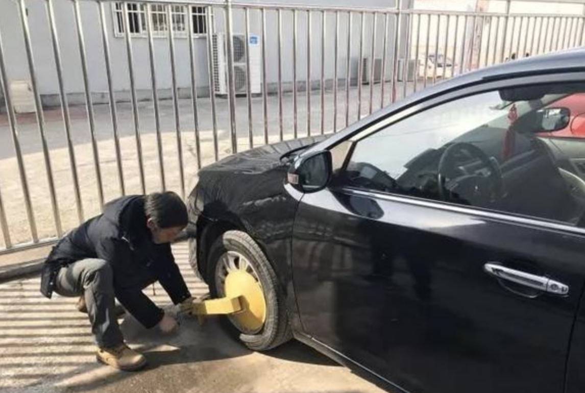 学生欲搭“黑车”回家  一上车车主就喊加价