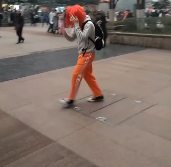 杀马特男子街头尬舞 造型抢眼